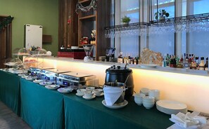 Café da manhã com buffet todos os dias (USD 5 por pessoa) 