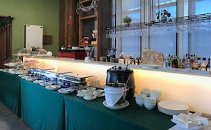 Café da manhã com buffet todos os dias (USD 5 por pessoa)