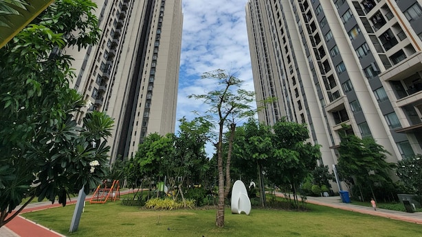 A high-rise building complex with multiple floors, surrounded by greenery and a clear sky. - R&F Hotel and Apartment (Phnom Penh)
