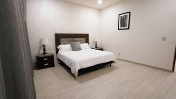 Chambre Quadruple Familiale, vue vignoble | Coffres-forts dans les chambres, bureau