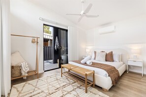 2 slaapkamers, een bureau, een strijkplank/strijkijzer, reisbedje