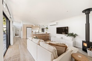 Smart TV, fireplace