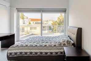 3 bedrooms, iron/ironing board, internet, bed sheets