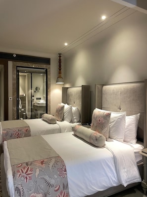 Premium Twin Room | 1 bedroom, minibar, in-room safe, desk
