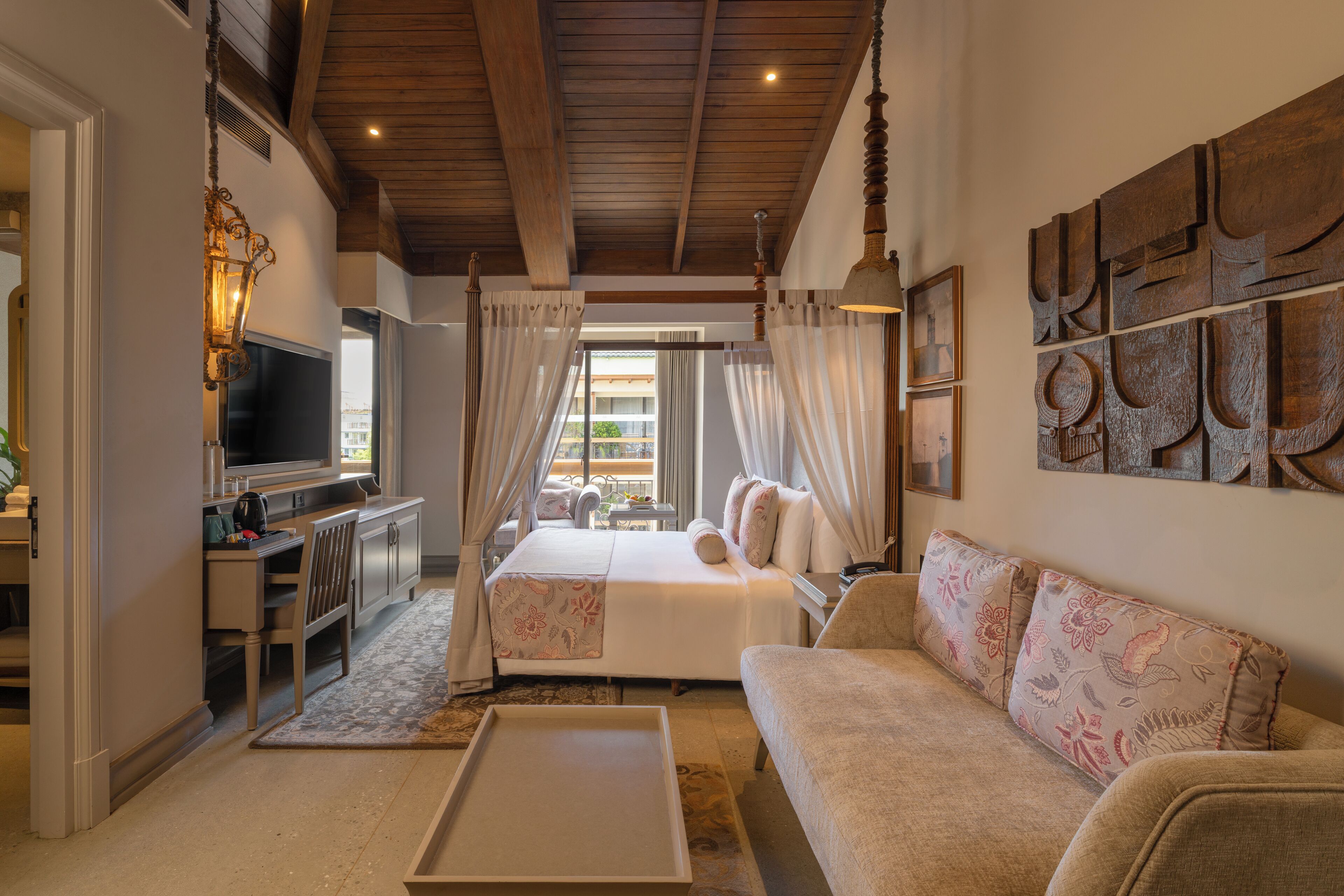 Executive Room, 1 King Bed | Minibar, in-room safe, desk, blackout drapes