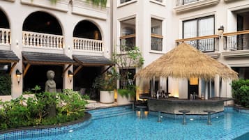 Hồ bơi ngoài trời