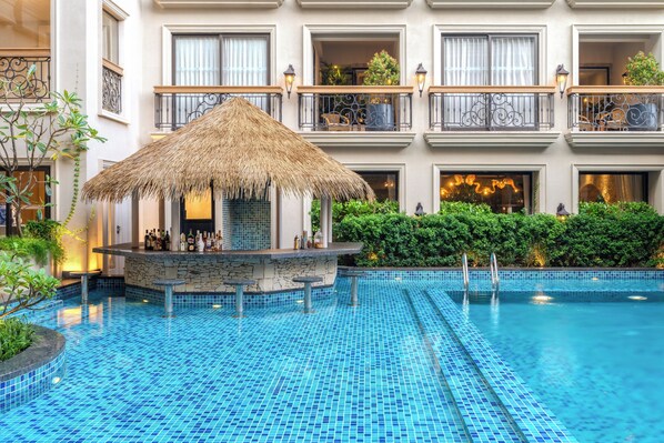 Una piscina al aire libre