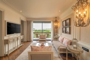 Executive Suite | 1 bedroom, minibar, in-room safe, desk