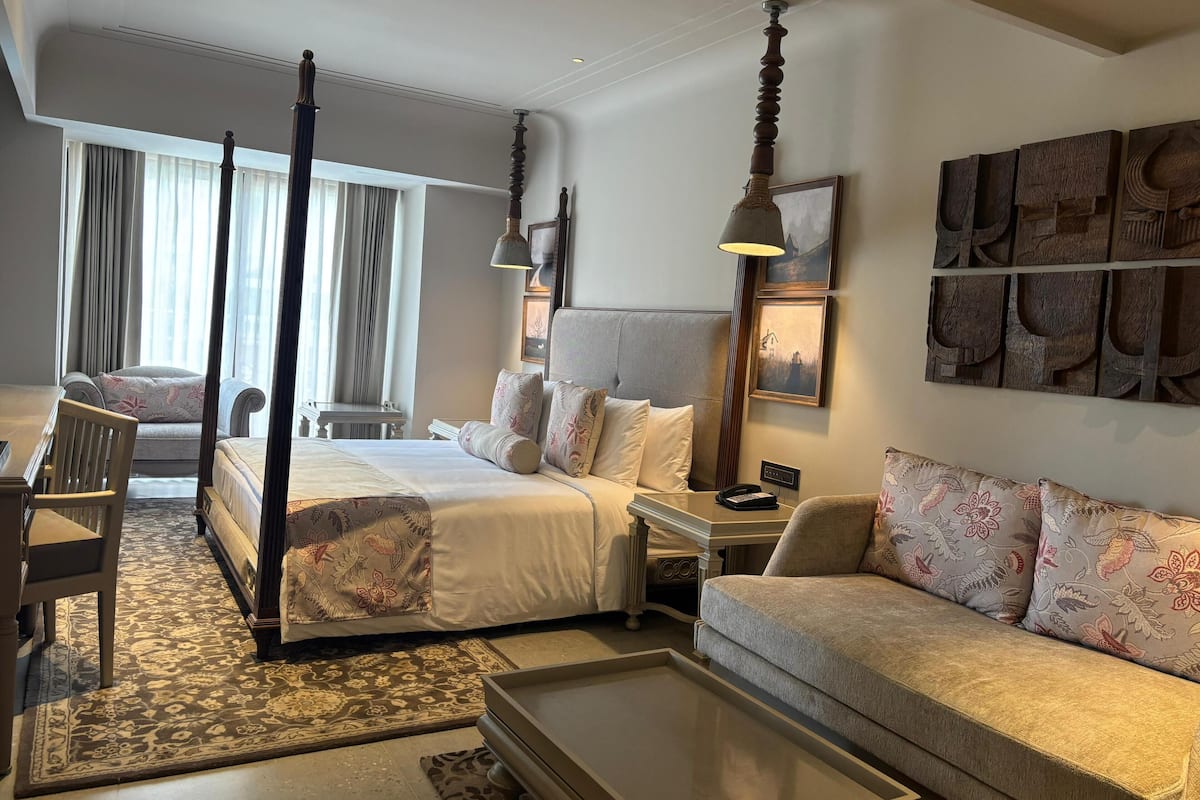 Premium Room, 1 King Bed | 1 bedroom, minibar, in-room safe, desk