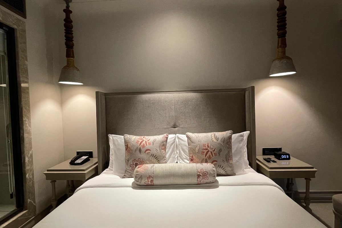 Classic Room, 1 King Bed | 1 bedroom, minibar, in-room safe, desk