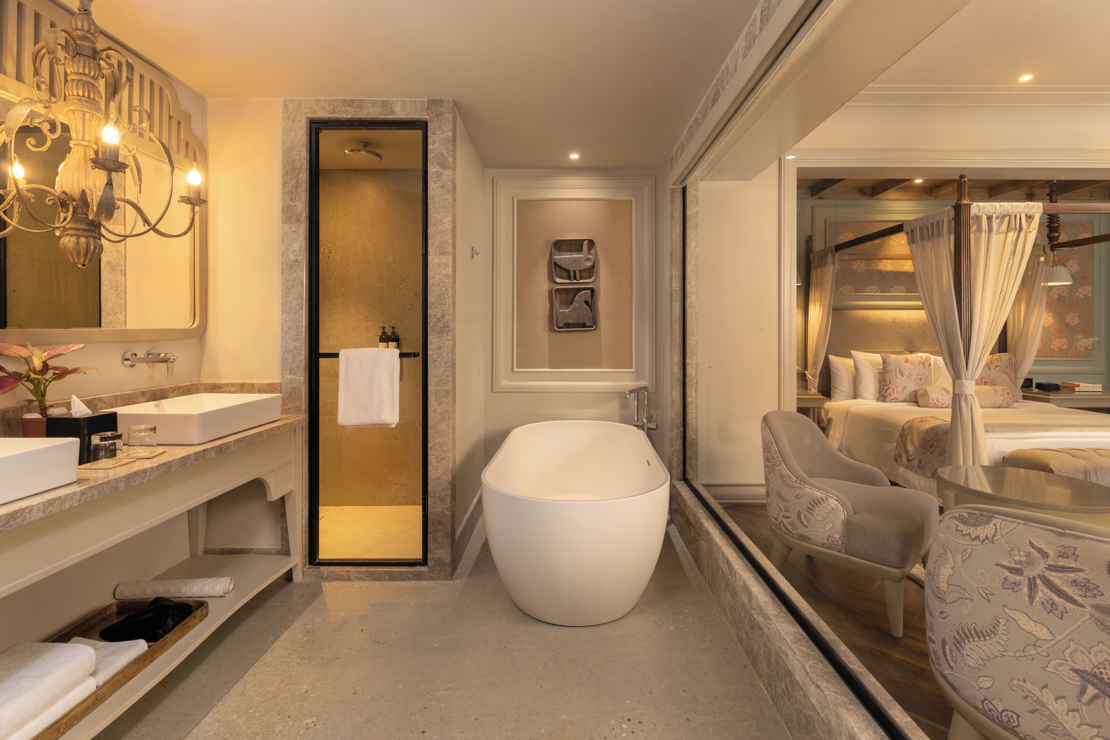 Een moderne badkamer met een ruime badkuip, een aparte douche en een wastafel met spiegel.