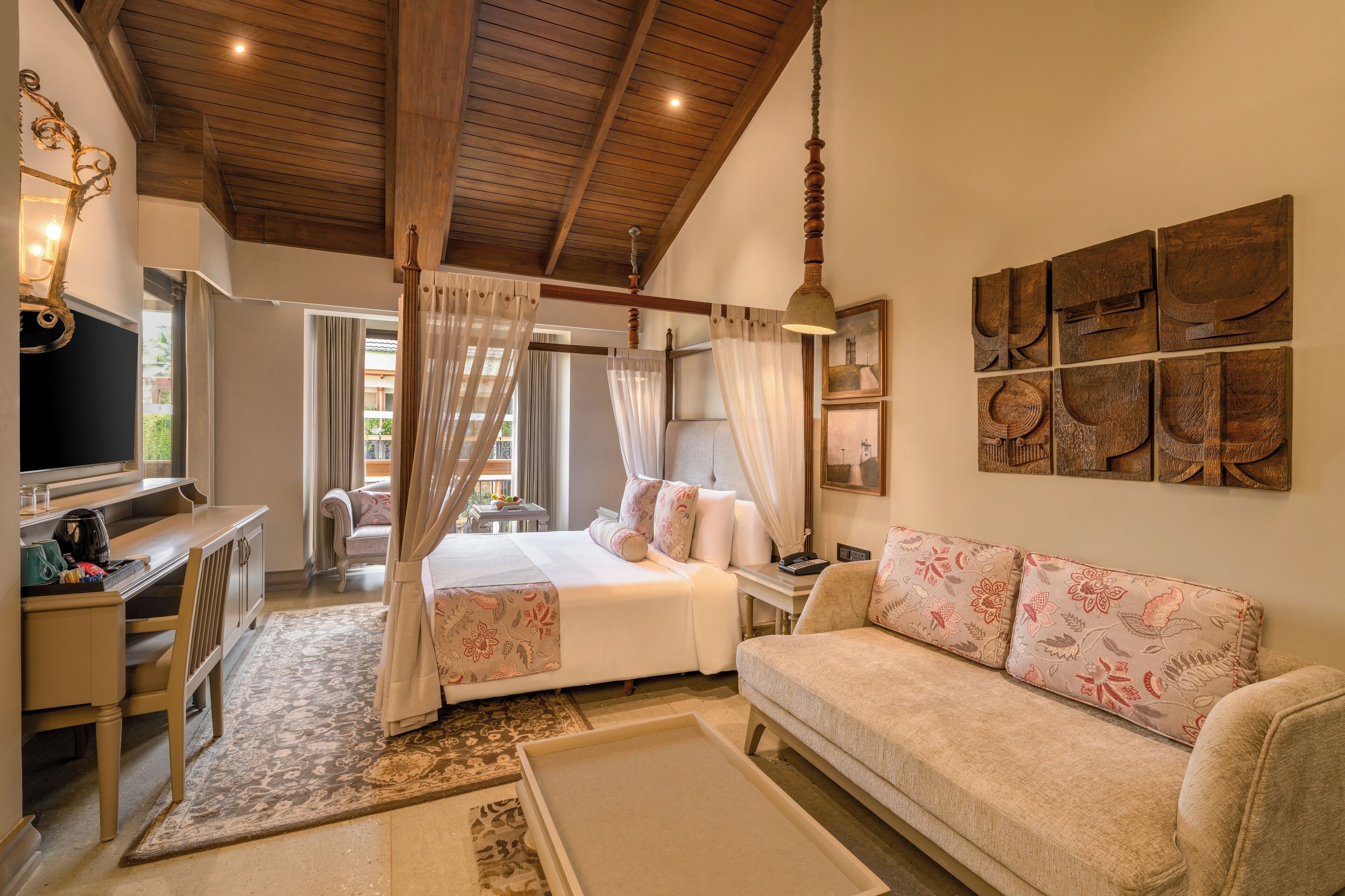 Executive Room, 1 King Bed | Minibar, in-room safe, desk, blackout drapes