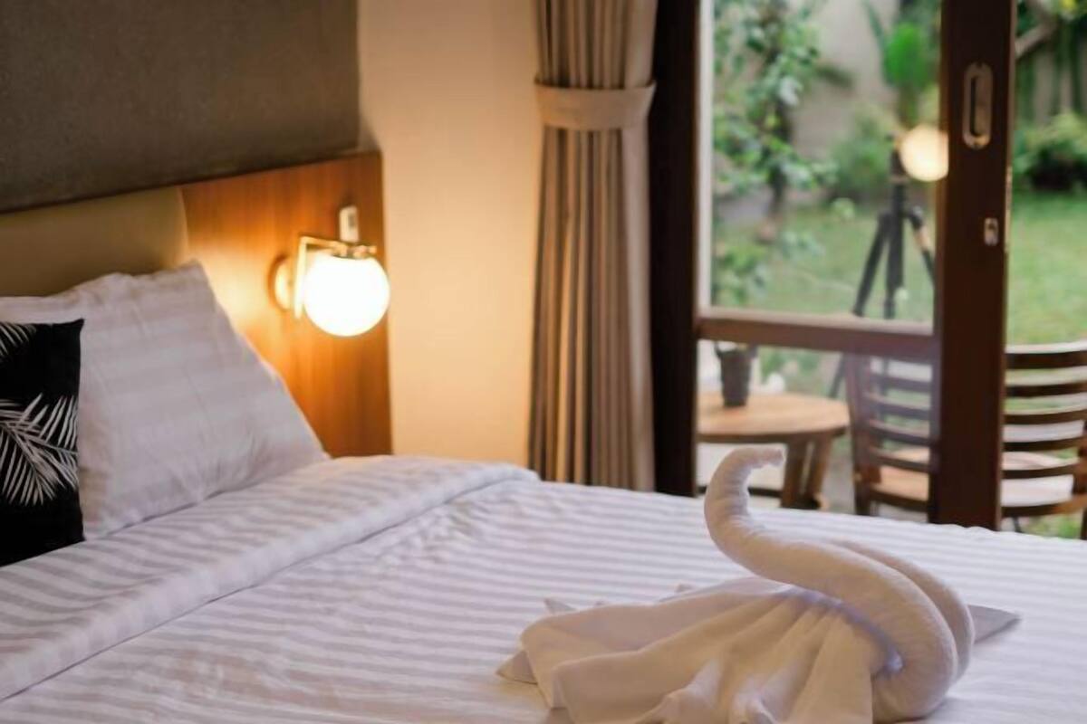 Desk, WiFi (free), bed sheets