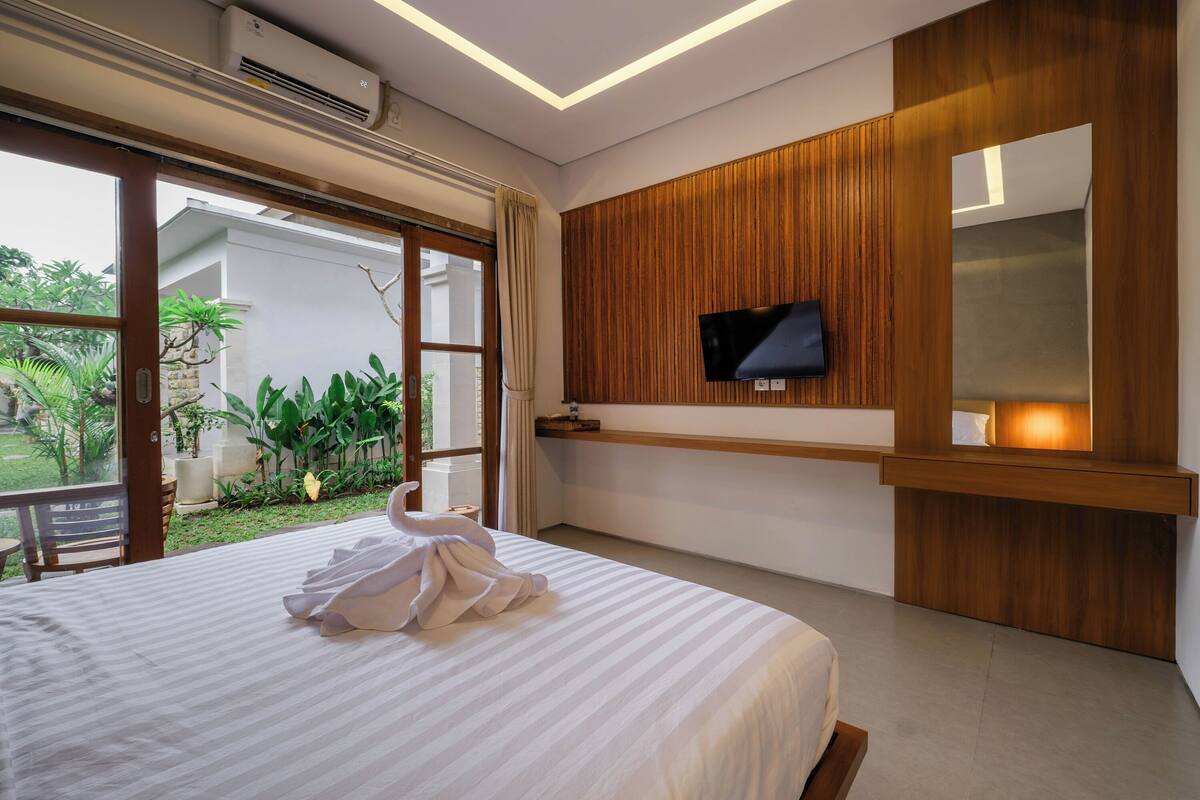 Desk, WiFi (free), bed sheets