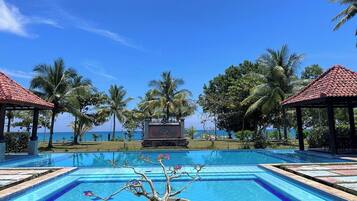 สระว่ายน้ำในร่ม, สระว่ายน้ำกลางแจ้ง