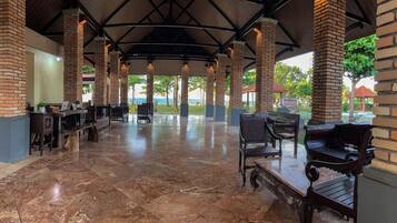 อาหารเช้าแบบท้องถิ่นทุกวัน (คิดค่าบริการ)