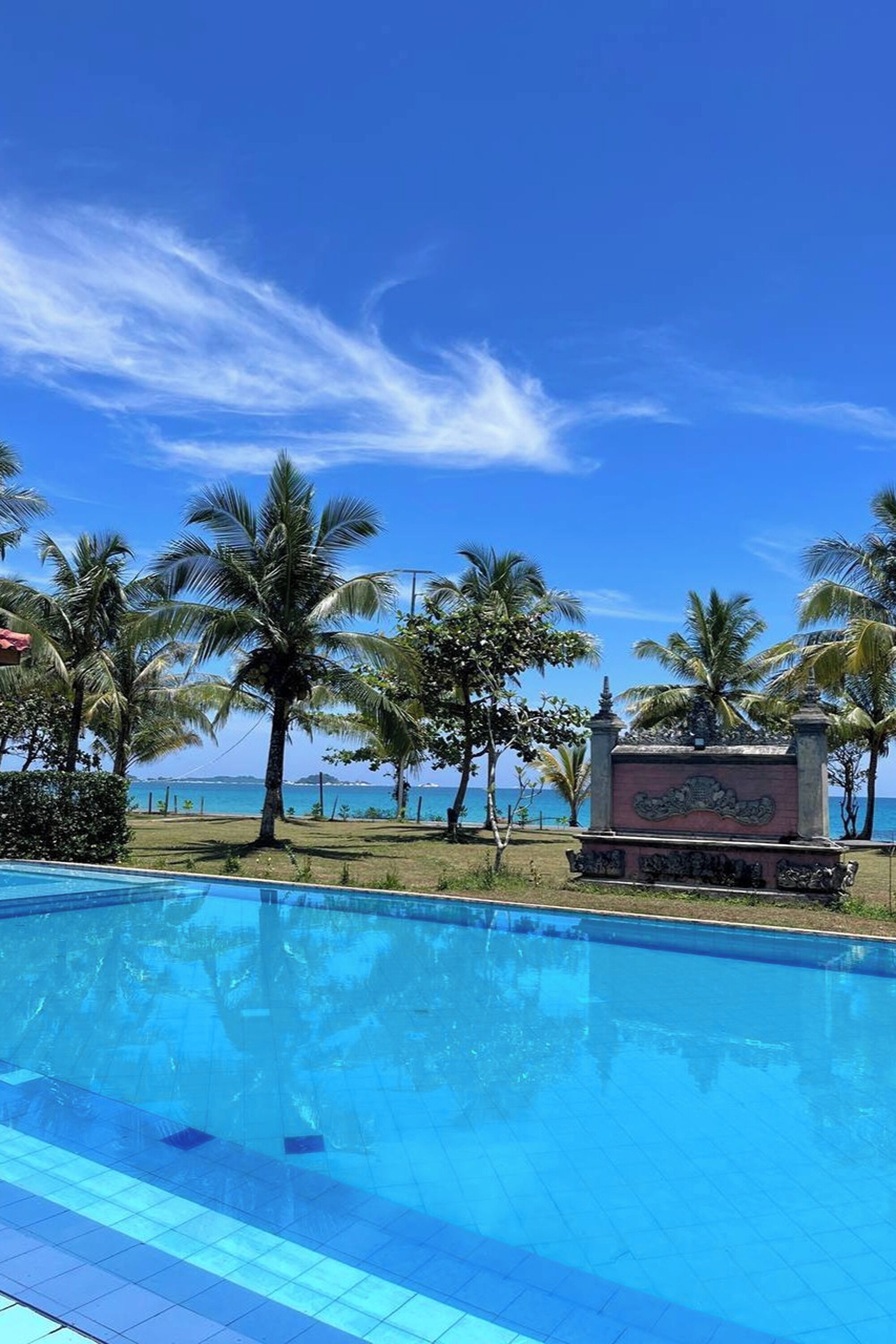 Alberca techada y alberca al aire libre