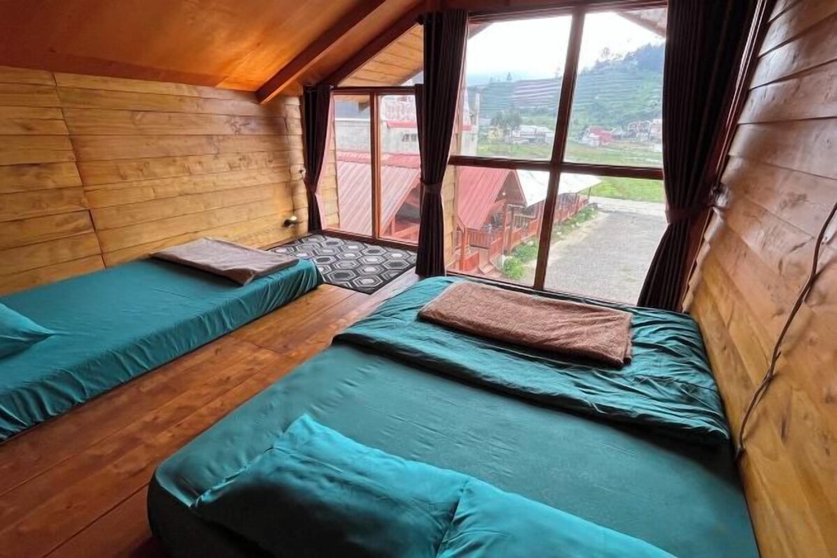 1 bedroom, desk, WiFi (free)