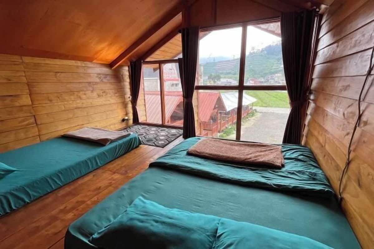 1 bedroom, desk, WiFi (free)