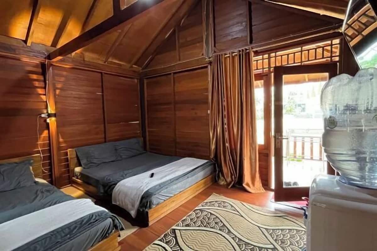 1 bedroom, desk, WiFi (free)