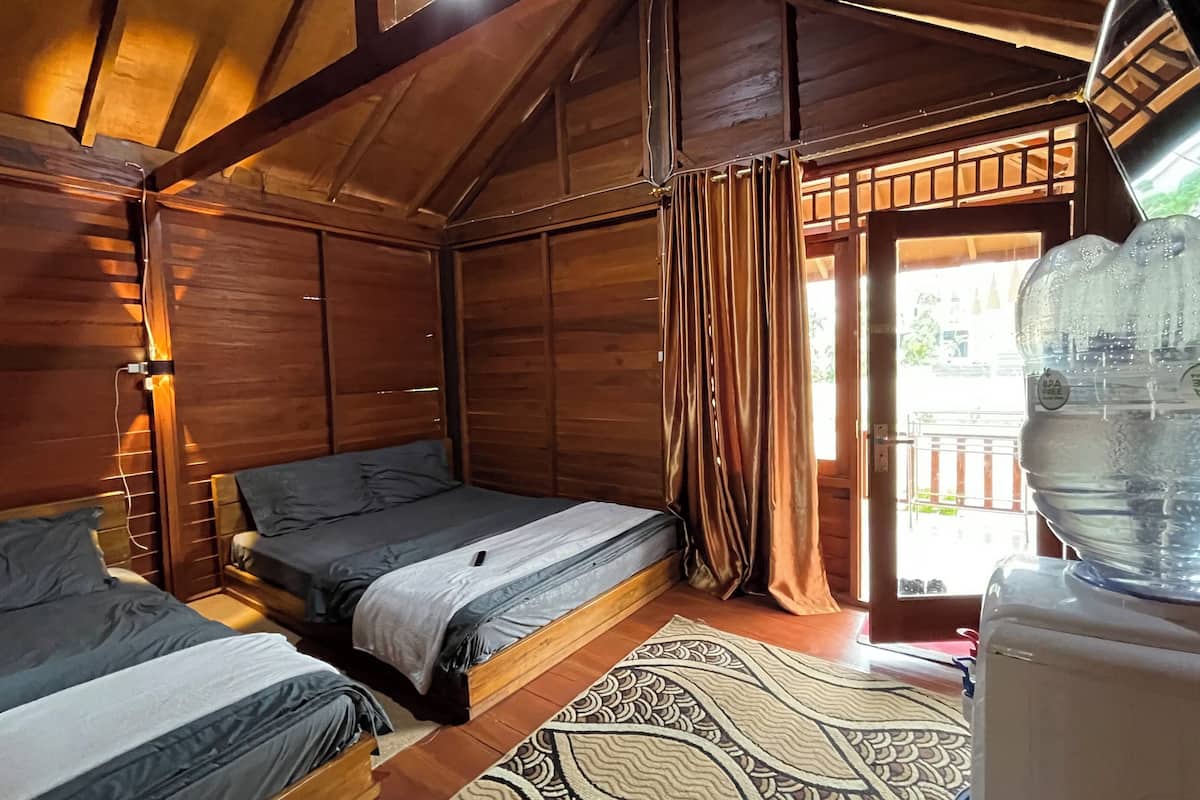 1 bedroom, desk, WiFi (free)