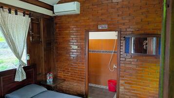 Kamar, pemandangan pantai | Meja kerja dan seprai linen