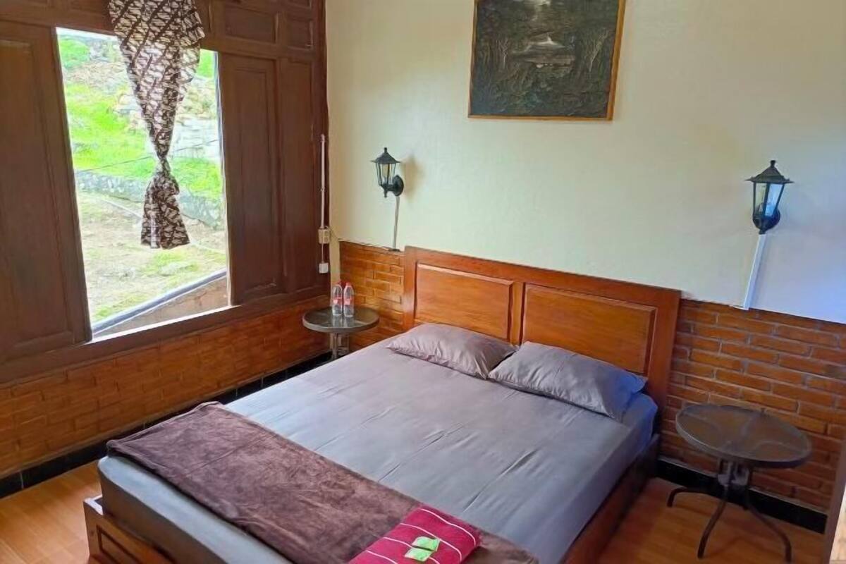 Desk, bed sheets