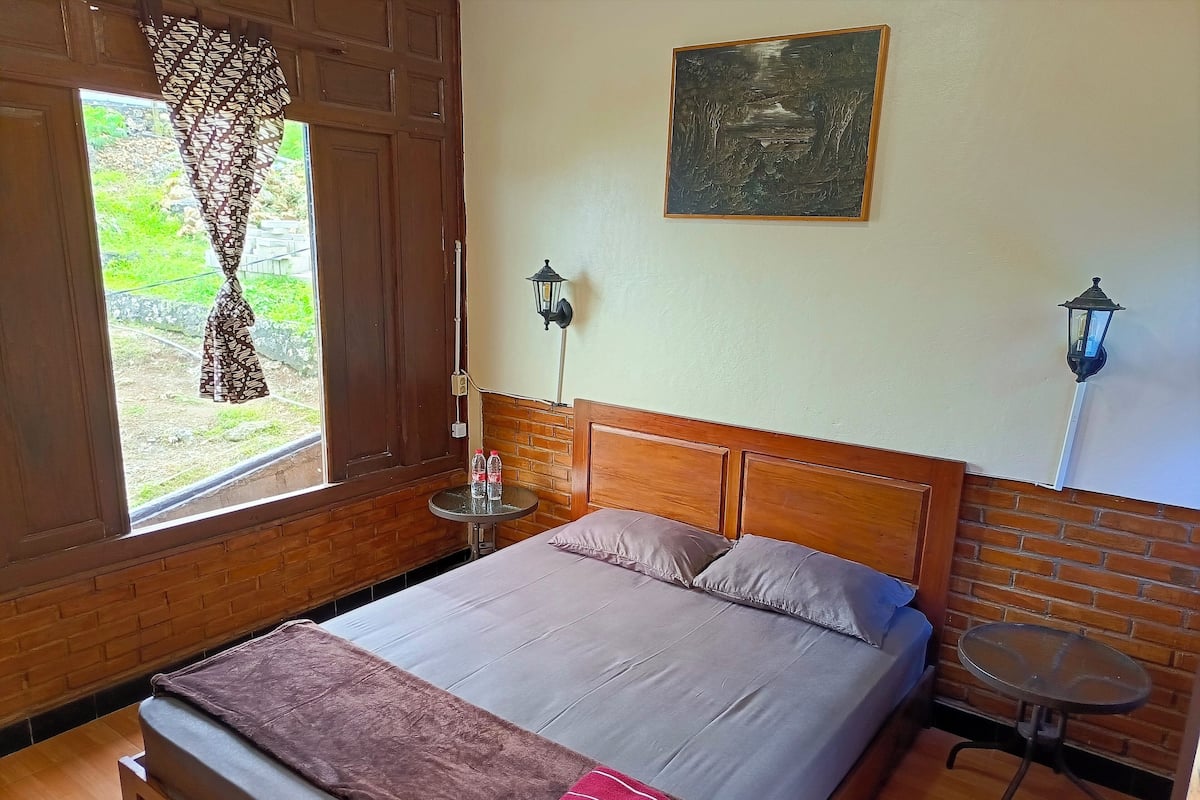 Standaard kamer | Een bureau, beddengoed