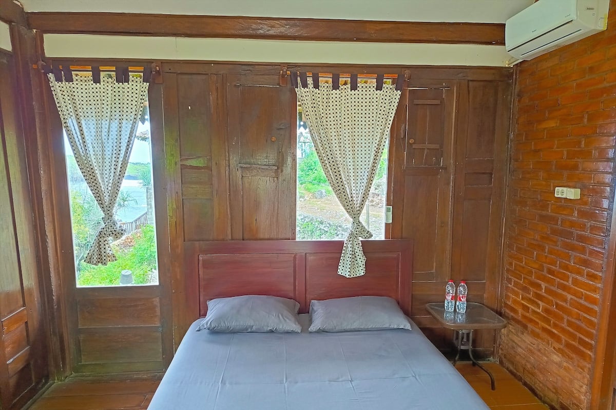 Kamer, uitzicht op strand | Een bureau, beddengoed