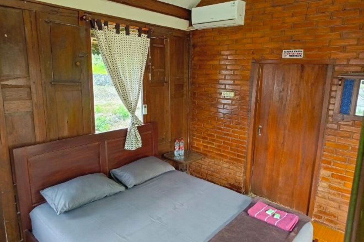 Desk, WiFi (free), bed sheets