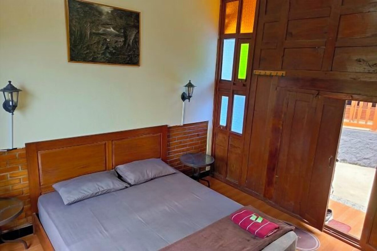 Desk, free WiFi, bed sheets