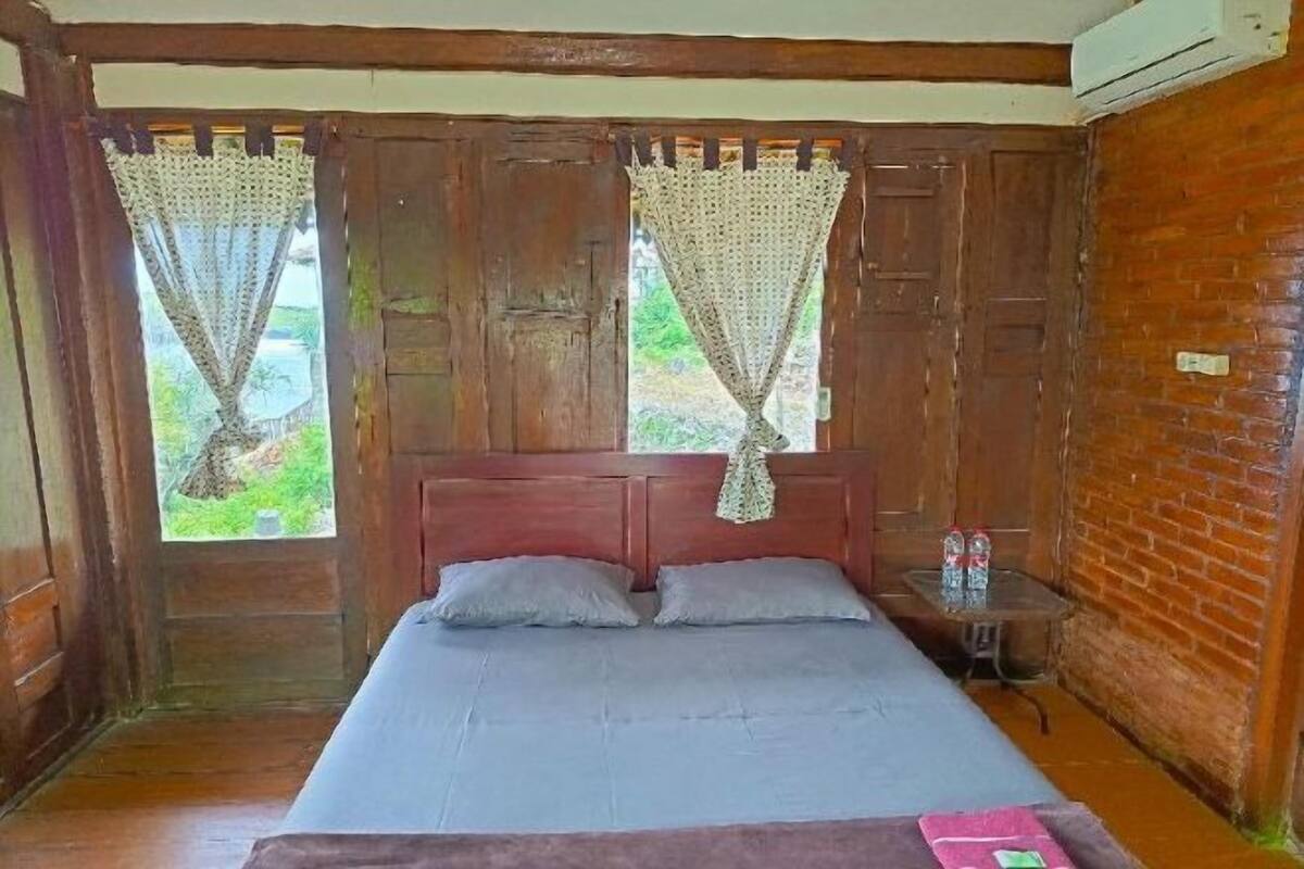 Een bureau, beddengoed