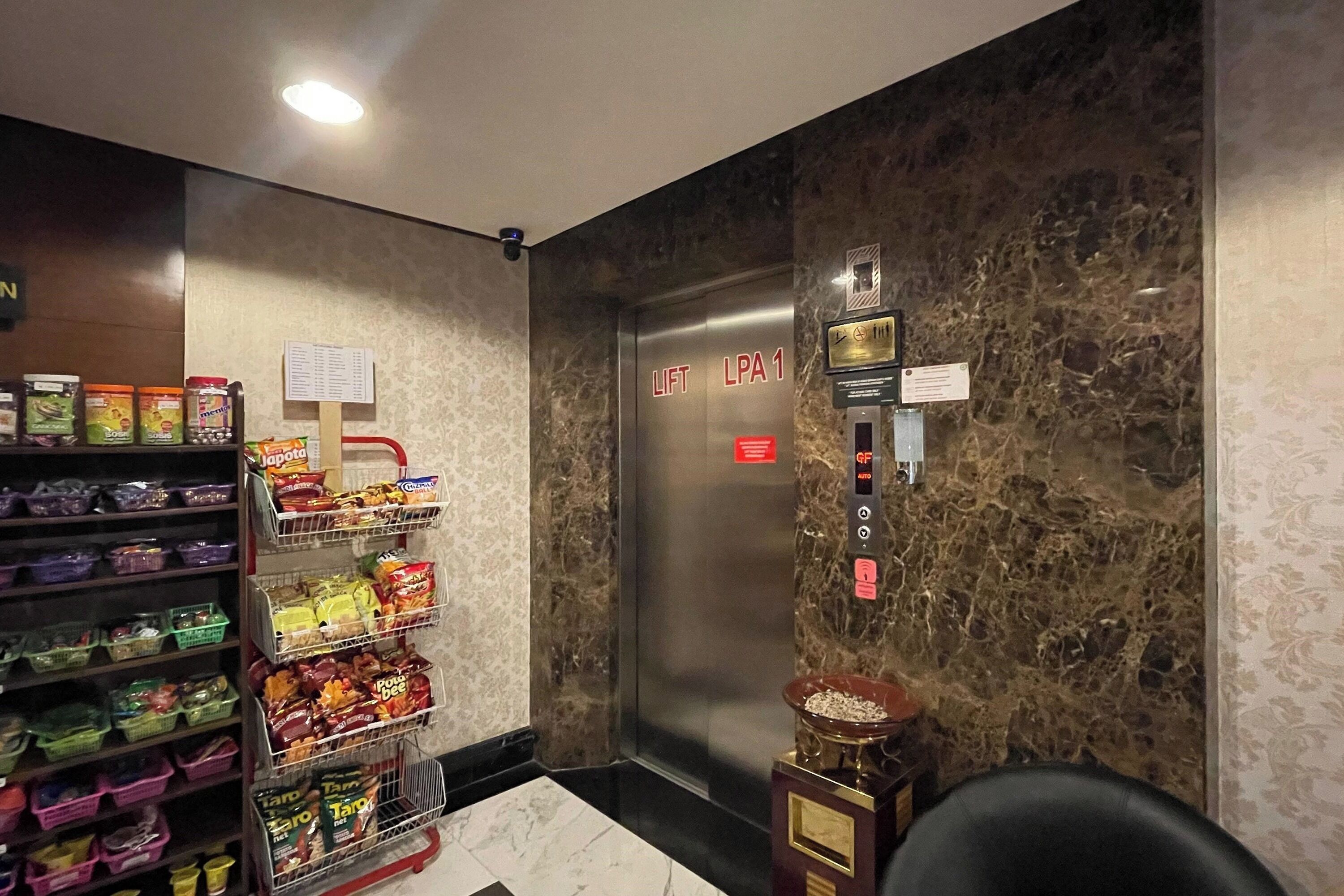Un ascensor con un panel de control y un letrero que indica 'LIFT LPA 1'.
