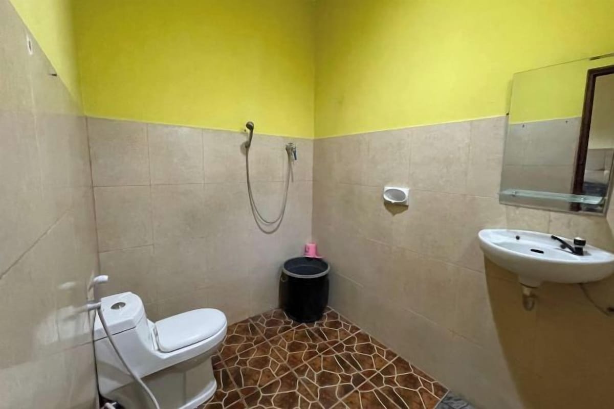 Ein kleines Badezimmer mit Toilette, Waschbecken und Dusche.