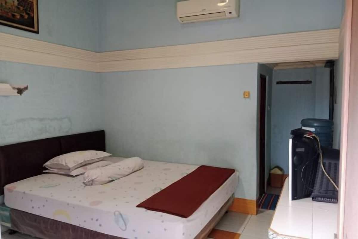 Een bureau, gratis wifi, beddengoed