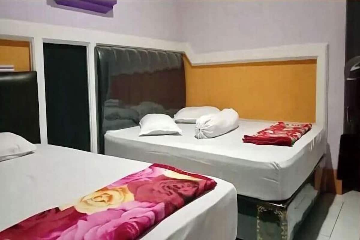 Een bureau, gratis wifi, beddengoed