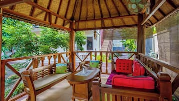 Bữa sáng đặc sản địa phương hàng ngày (15000 IDR/mỗi người)