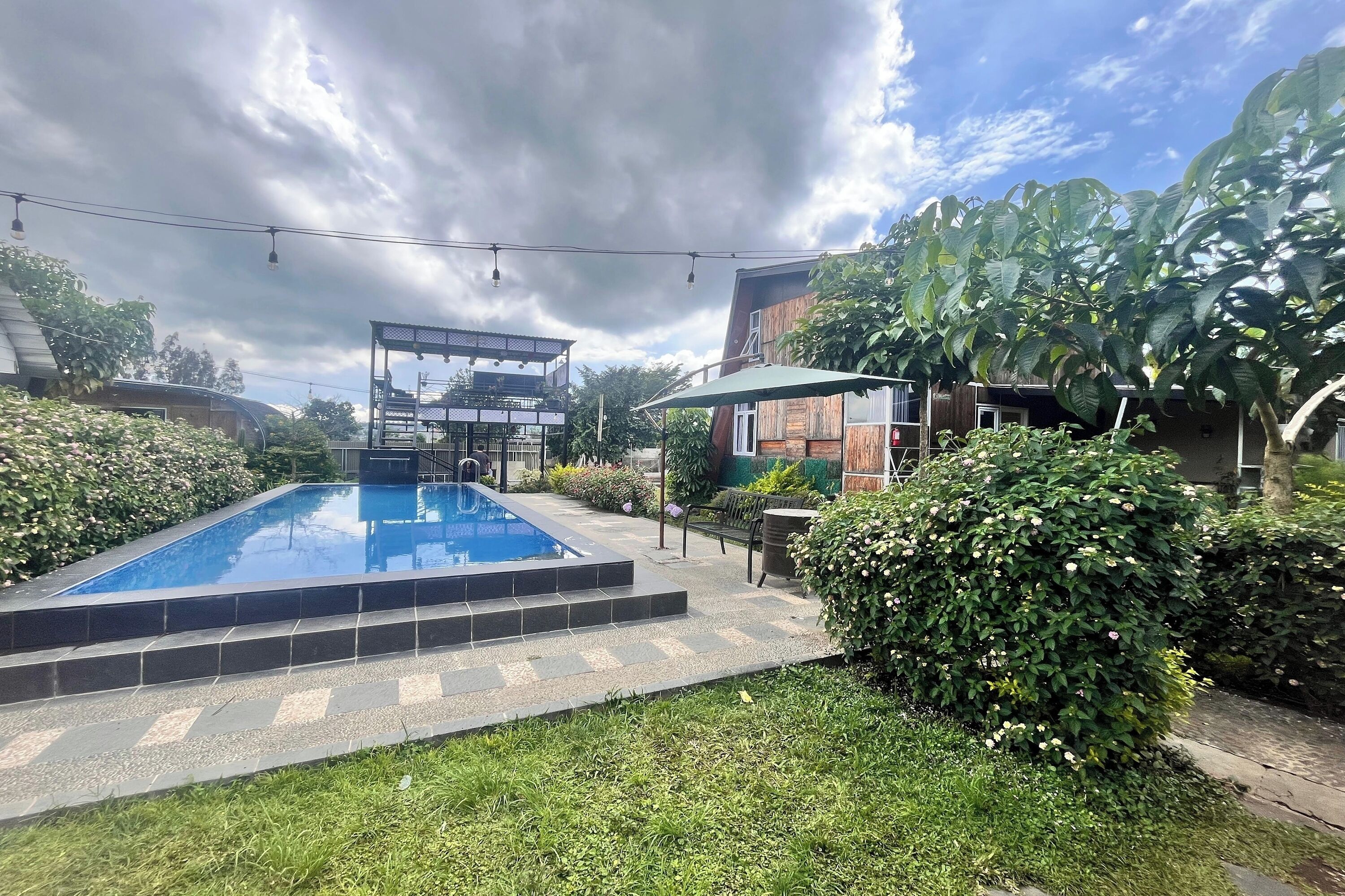 Hồ bơi ngoài trời 