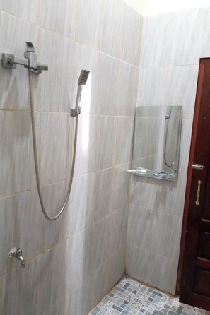 Habitación Deluxe | Baño | Ducha y cabezal de ducha tipo lluvia