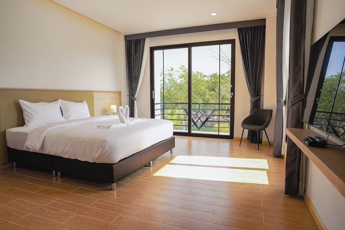 Suite, River View | Desk, blackout drapes, free WiFi, bed sheets