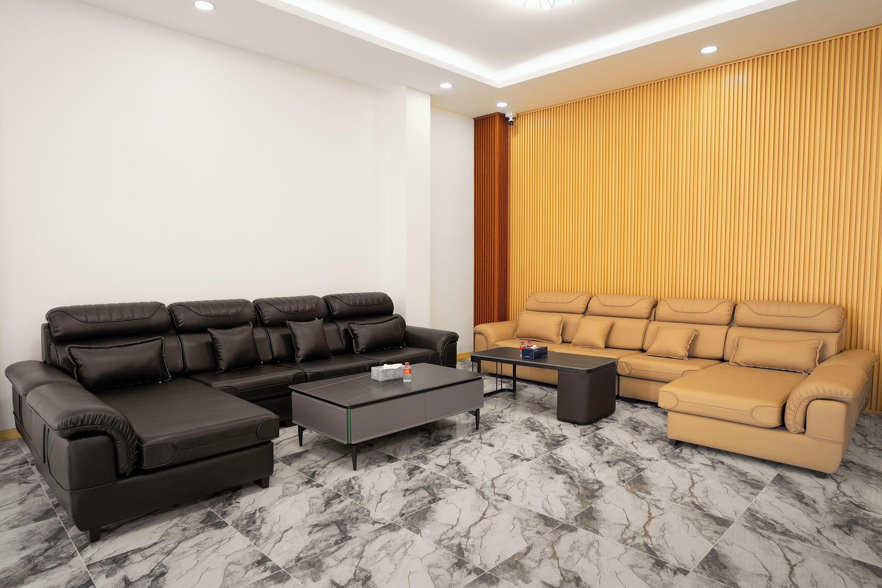 Una sala de estar moderna con un sofá modular, una mesa de centro y un mueble para televisión.