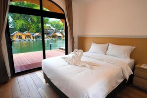 Floating House | Desk, blackout drapes, free WiFi, bed sheets