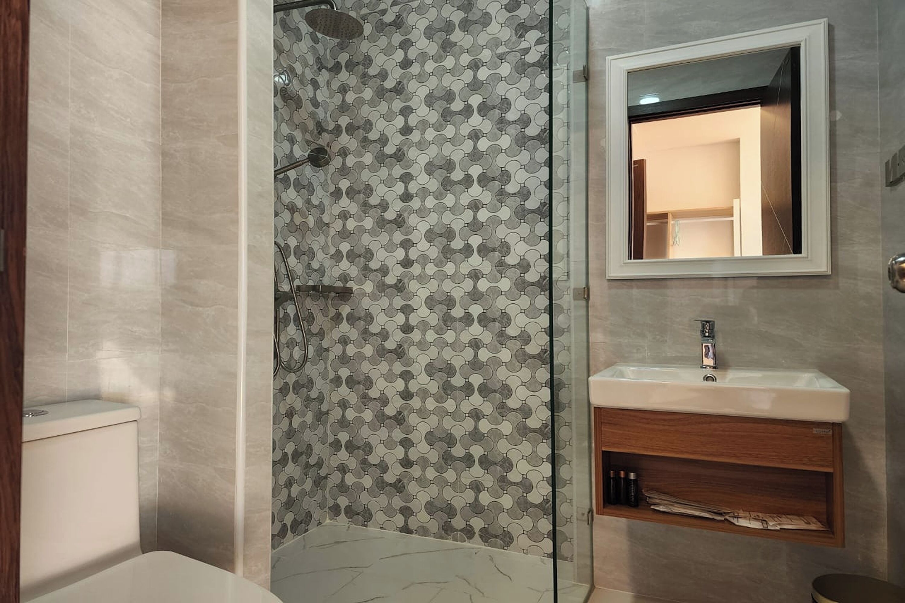Un baño con ducha, inodoro y lavamanos.