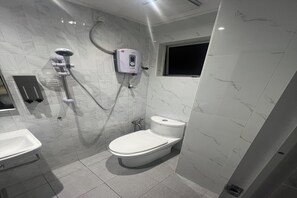 Double Room | Bathroom | Shower, rainfall showerhead, hair dryer, towels