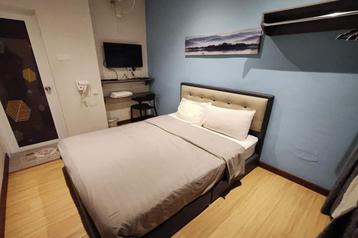 Tweepersoonskamer | Een bureau, een strijkplank/strijkijzer, gratis wifi, beddengoed