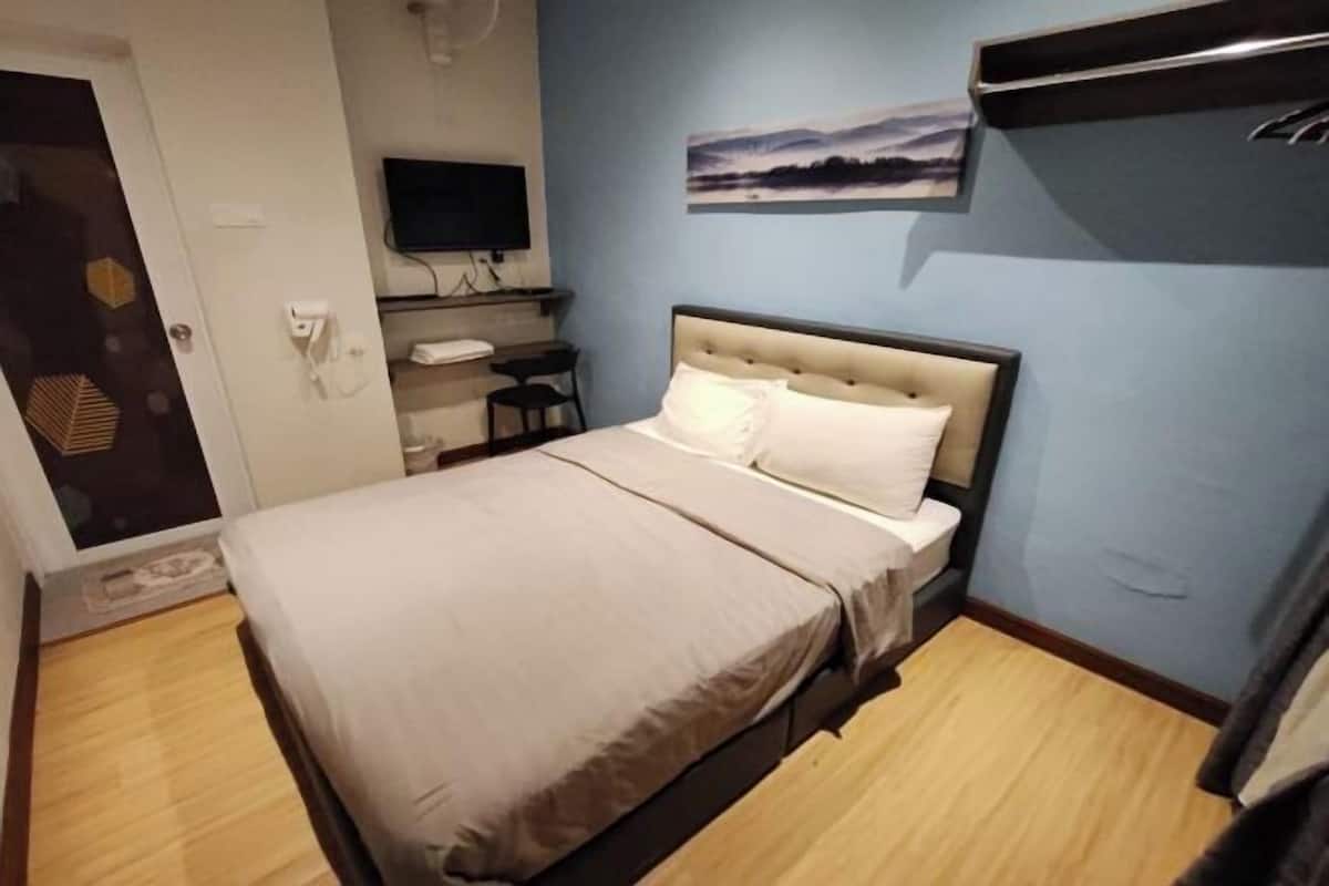 Een bureau, een strijkplank/strijkijzer, gratis wifi, beddengoed