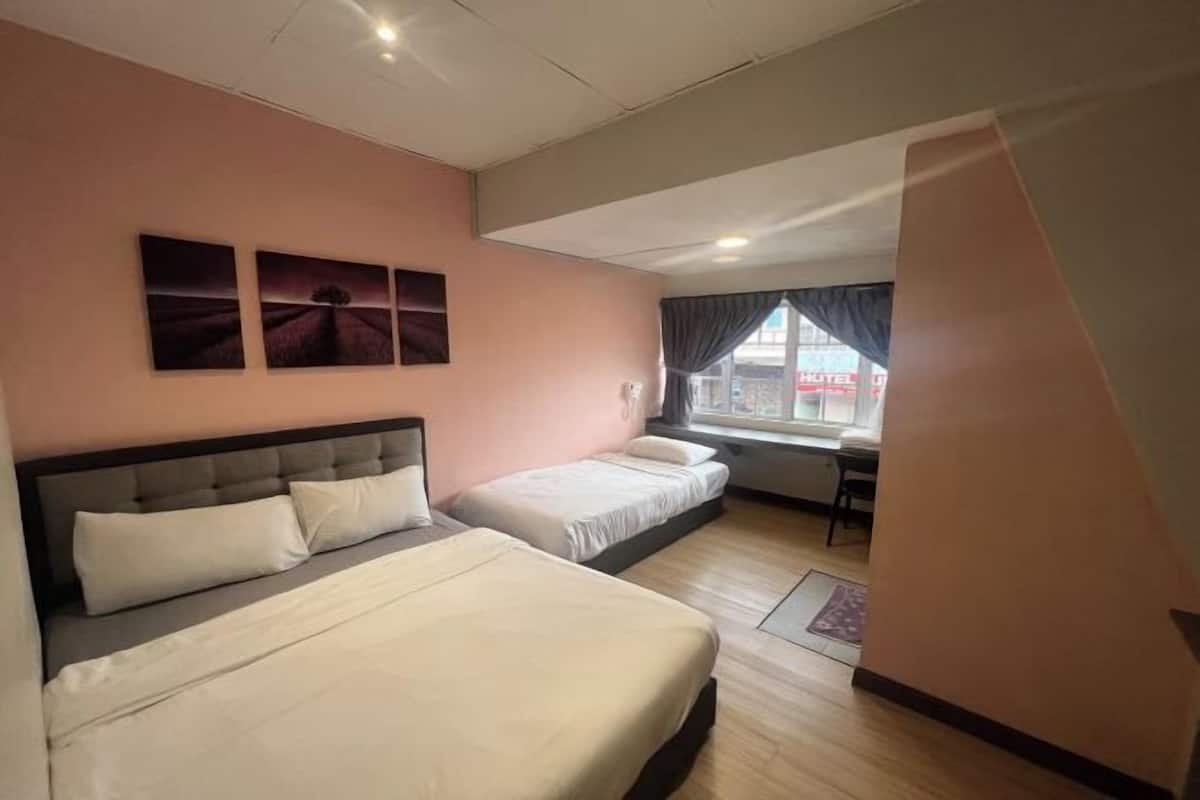 Een bureau, een strijkplank/strijkijzer, gratis wifi, beddengoed