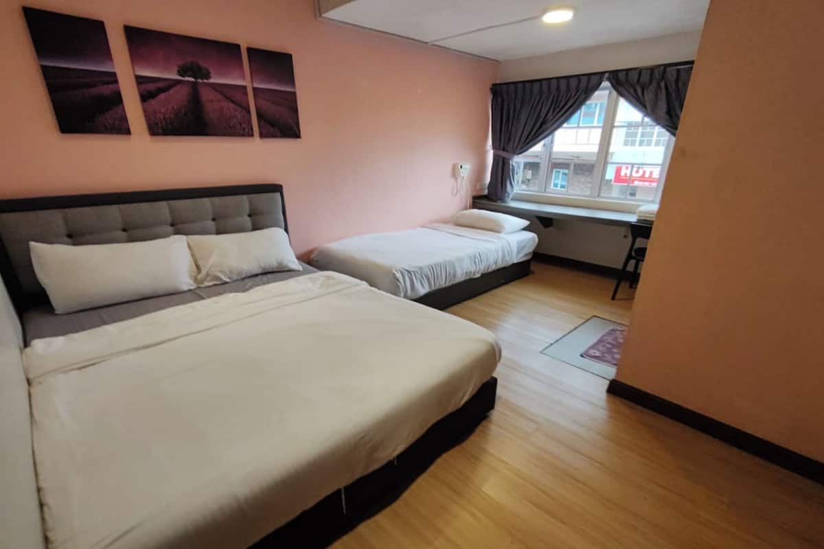 Driepersoonskamer | Een bureau, een strijkplank/strijkijzer, gratis wifi, beddengoed