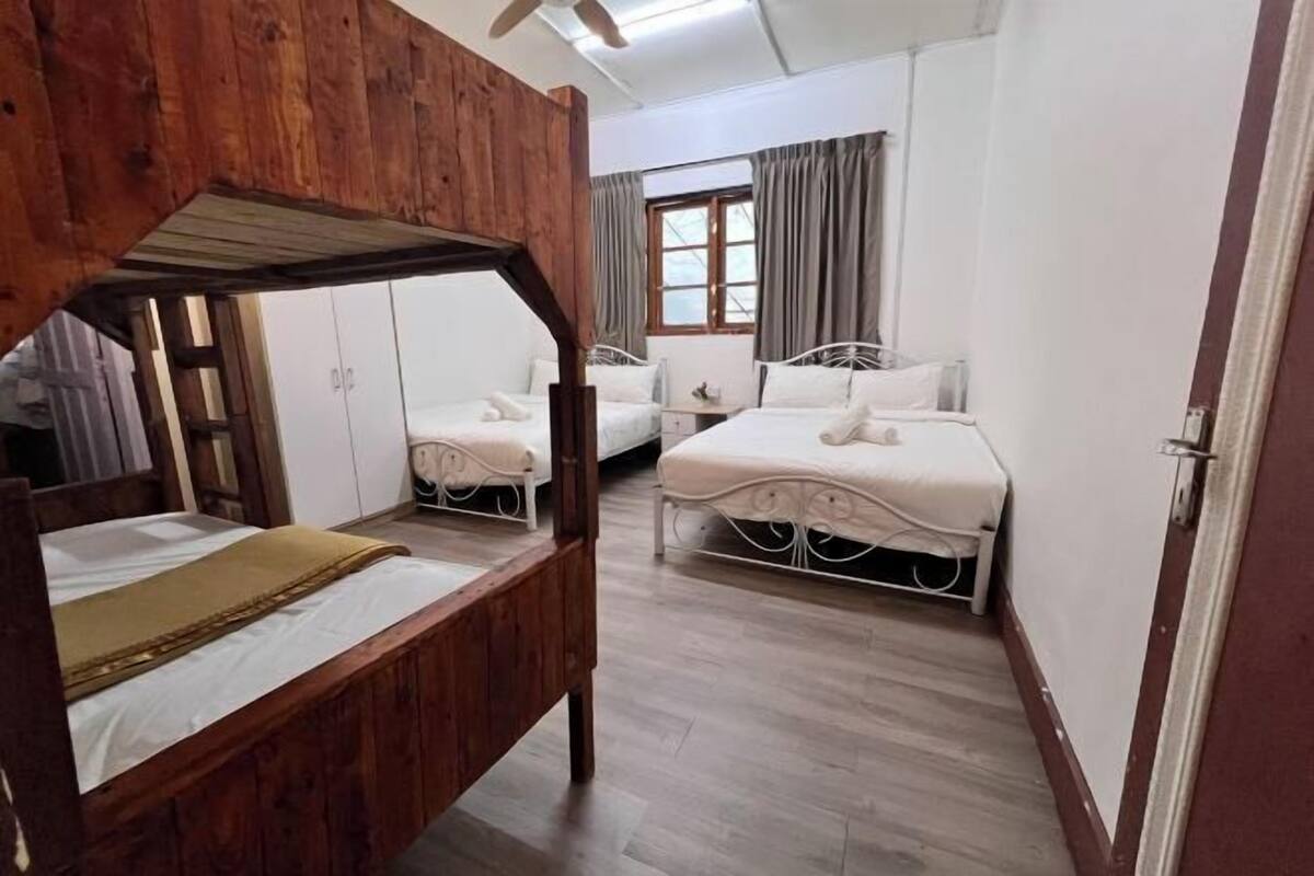 Iron/ironing board, bed sheets