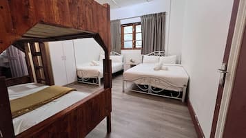 Family Room, Private Bathroom | Seterika/papan seterika, cadar katil